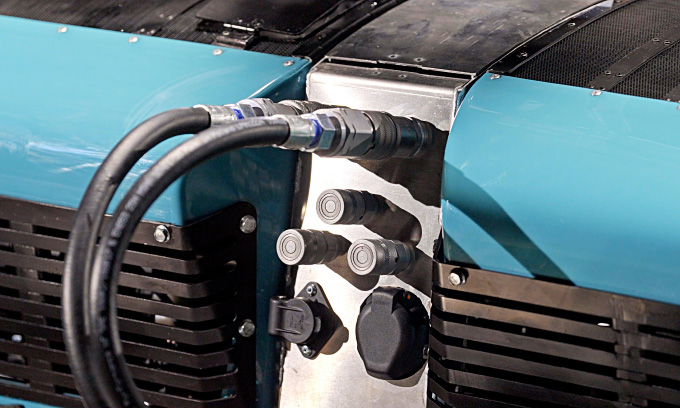 Hydraulické přípojky a přední zásuvky na rámu stroje
